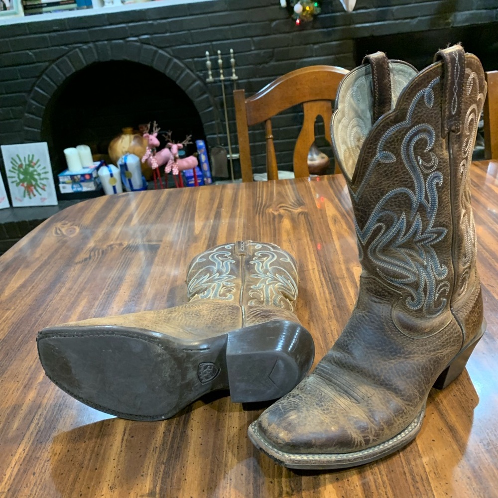Girls/Women’s Ariat Square Toe Boots.